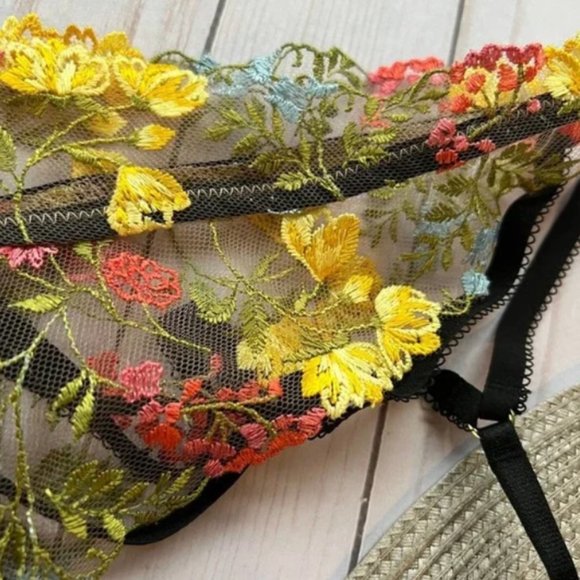 NWT VS DREAM ANGELS Garter Belt SWEET PRALINE Embroider Floral M/L yellow - Picture 3 of 11